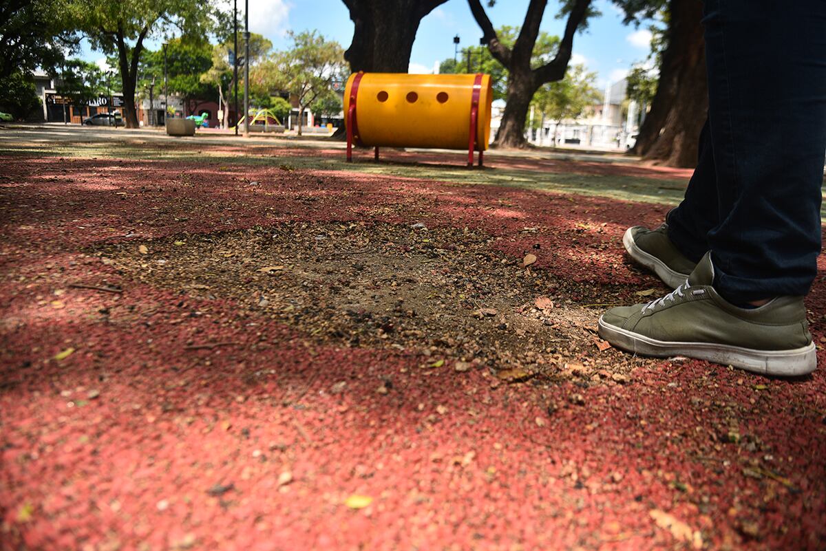 Daños en el avance de obra de mejoras de plaza Lavalle, en barrio San Vicente (Pedro Castillo / La Voz)