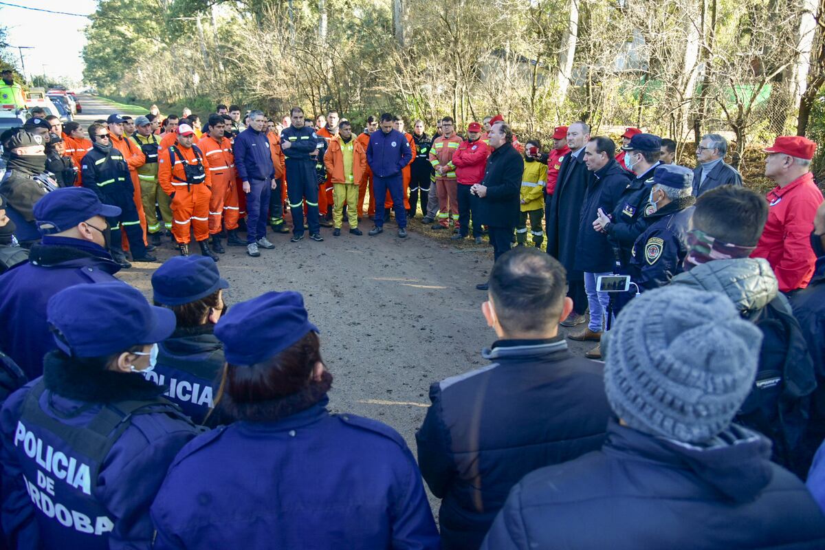 El operativo suma más personal de policías y bomberos (La Voz)