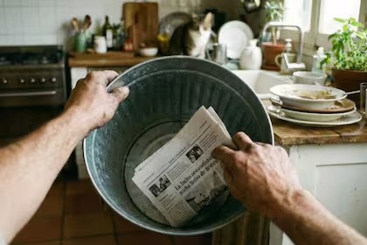 Adiós al mal olor: por qué conviene poner una hoja de diario en el fondo del tacho de basura