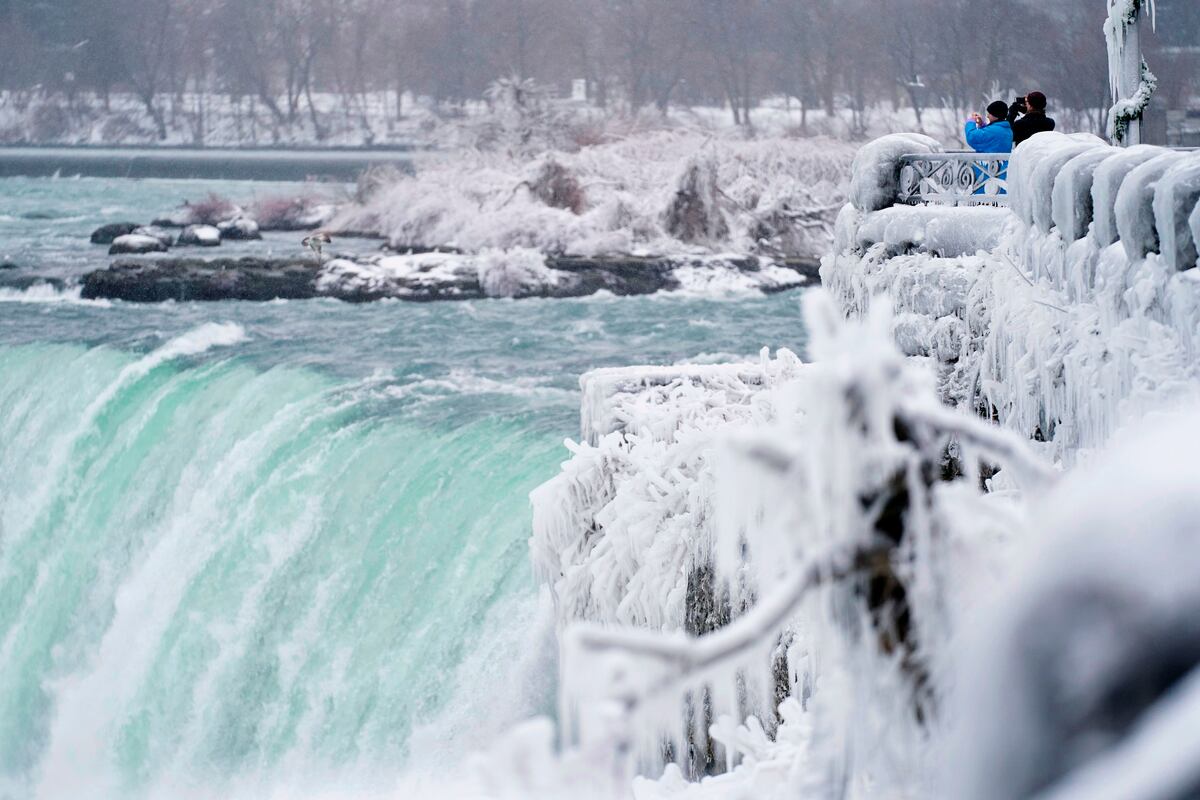 Frío extremo en Estados Unidos. Las Cataratas del Niagara se congelaron parcialmente. (AP)