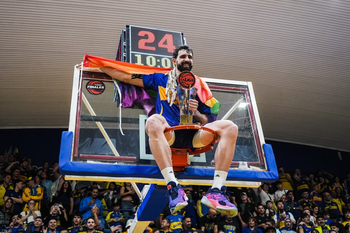 La especial celebración de Sebastián Vega, bicampeón de Boca, con la bandera LGBT