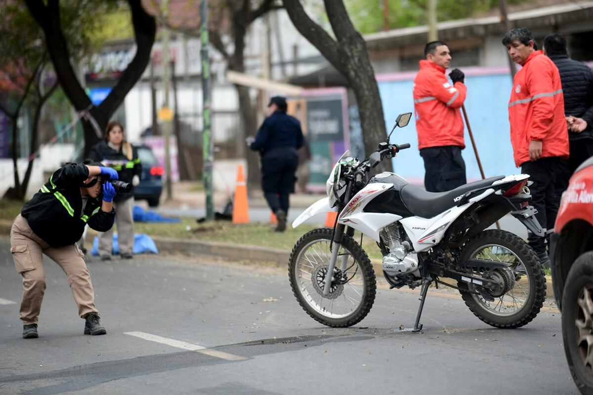 Siniestro fatal en Villa Allende. Dos muertos tras perder el control de la moto y caer al asfalto. (Ramiro Pereyra / La Voz)