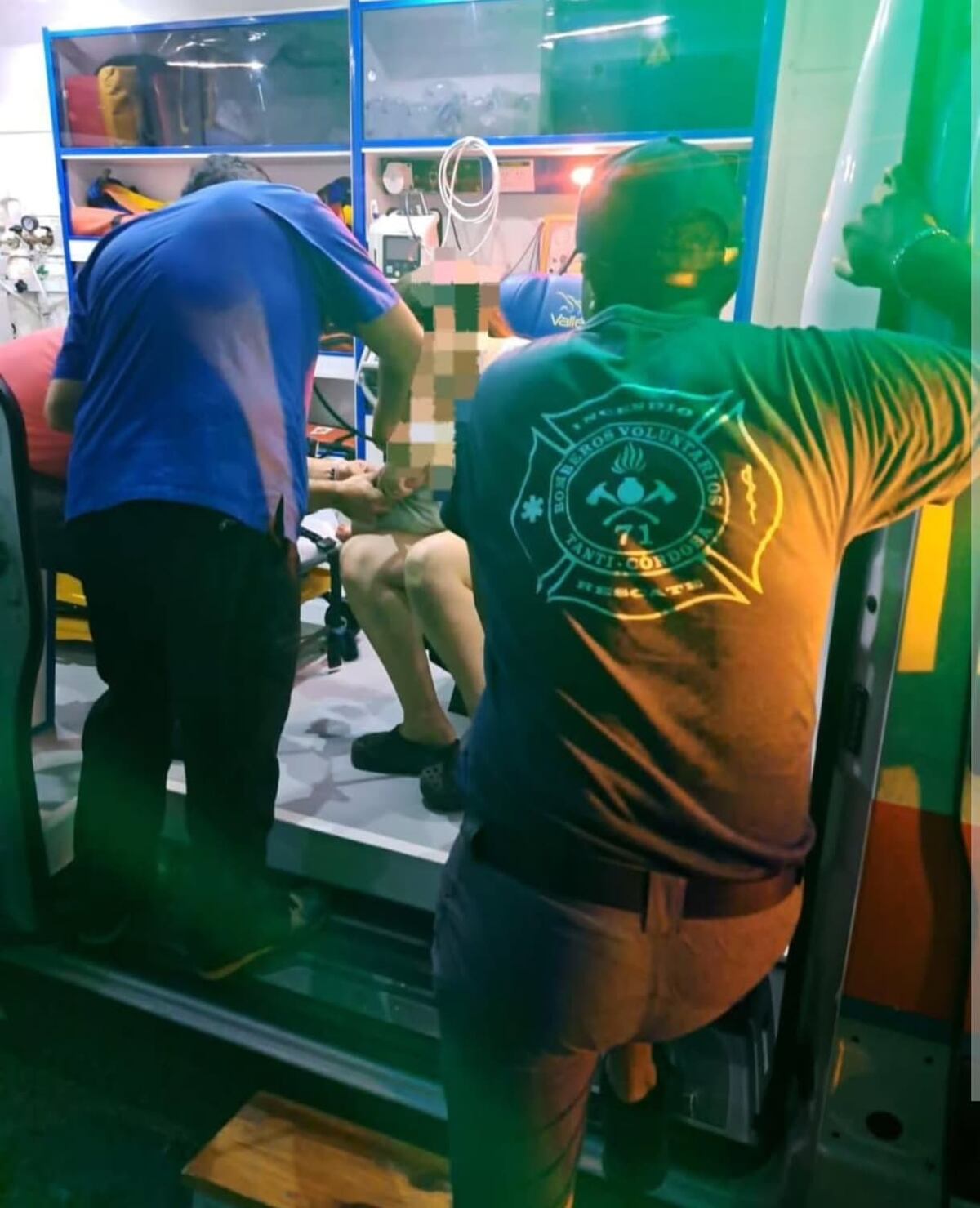 Tras el rescate, la beba fue asistida por un servicio de emergencias. (Policía de Córdoba)