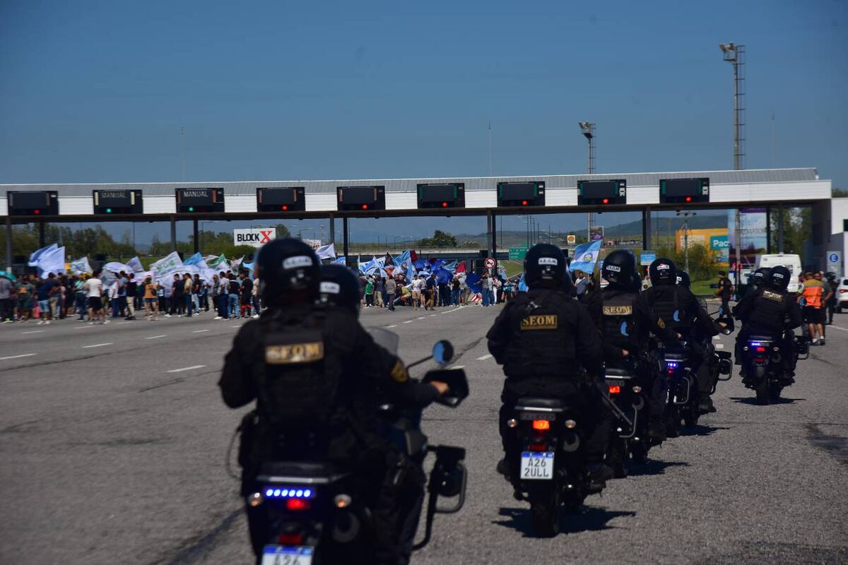 Protesta de gremios estatales en el peaje Córdoba-Carlos Paz este lunes 12 de enero. (Pedro Castillo / La Voz)