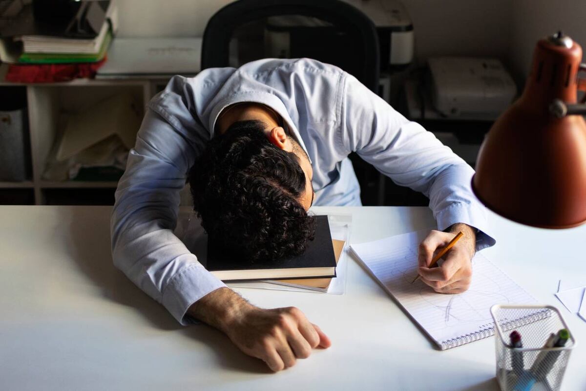 El ghosteo en el trabajo no siempre es maltrato explícito, pero el silencio sostenido puede ser igual de dañino para la salud emocional y la dinámica de equipo. (Freepik)