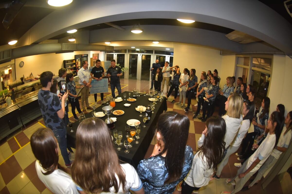 Visita del femenino de Belgrano a la redacción de La Voz (Facundo Luque / La Voz)