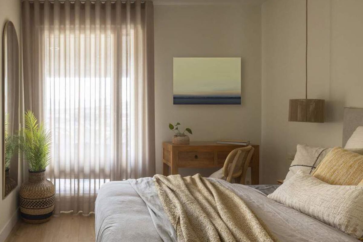 Los tonos neutros, los muebles de madera y las lámparas de fibras naturales destilan calidez, tranquilidad y confort. Pinterest.