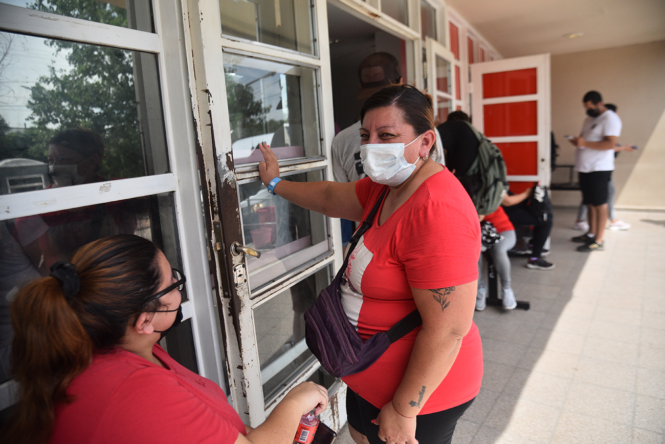 Carina, de barrio Ferreyra, espera en la guardia del Rawson para que le confirmen o le descarten el diagnostico de dengue. (Pedro Castillo)