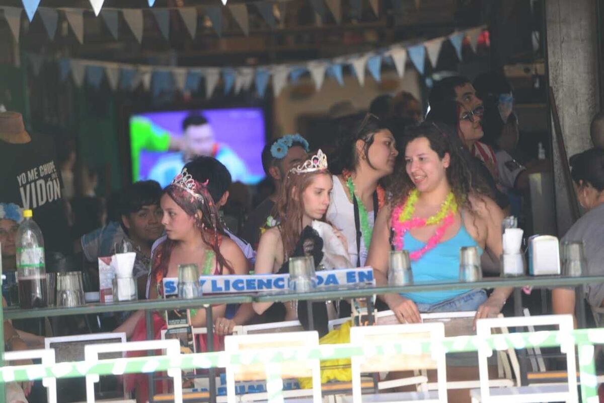 Gente viendo el partido de la selección por las semifinales del mundial (Javier Ferreyra / La Voz)