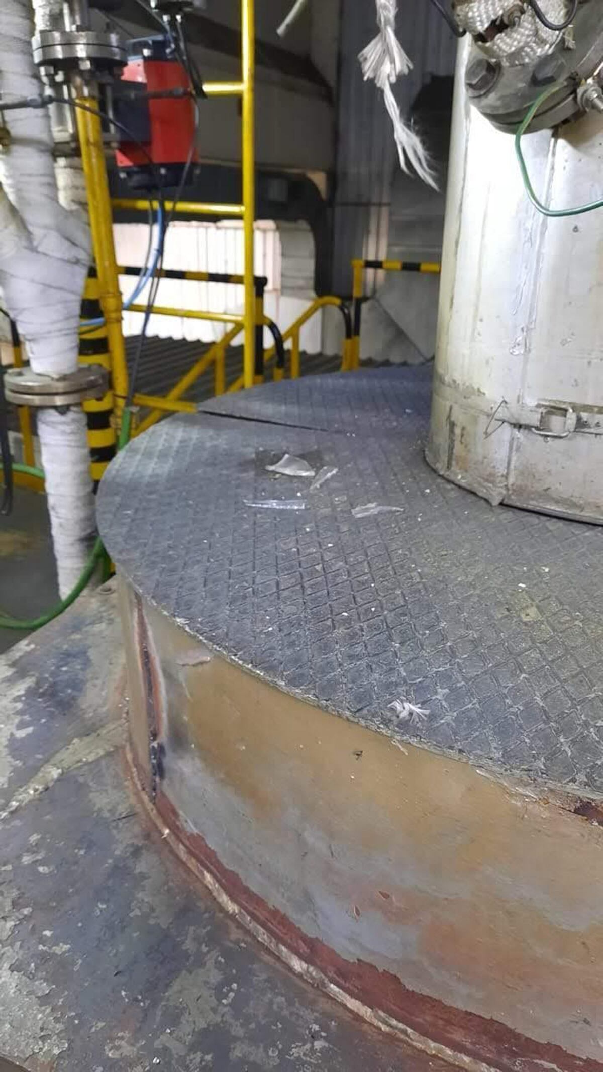 El chequeo determinó que esta foto es real. "Los fragmentos de vidrio sobre la chapa de diamante están dispersos de forma aleatoria. Se observa polvo y fibras blancas (posiblemente material aislante) enganchadas en las asperezas del metal, lo cual es un indicador de un entorno físico real y no renderizado", dice el reporte de Notebook LM.