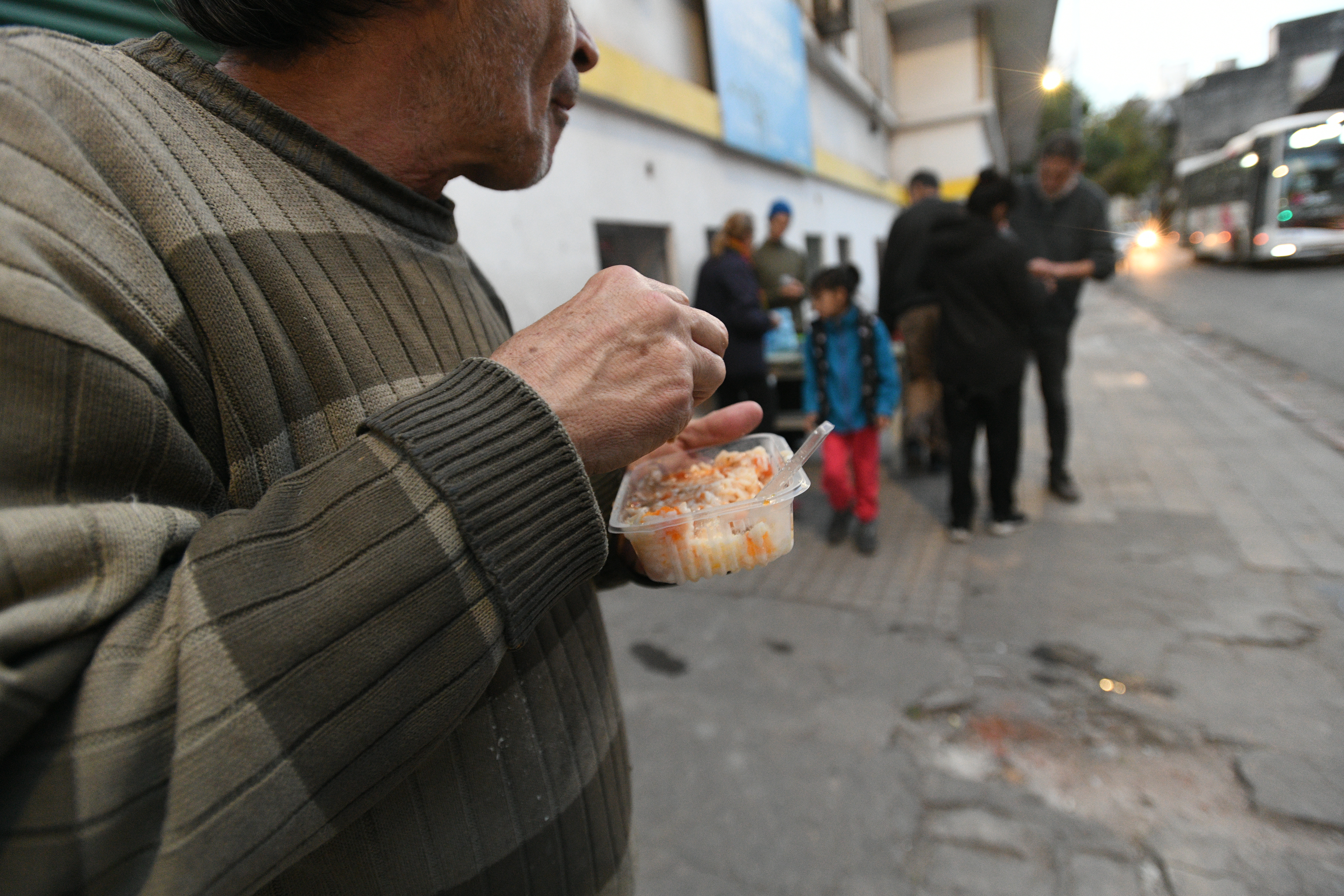 Asistencia alimentaria en comedores de Córdoba. Estará la Fundación San Roque repartiendo alimentos en la Plazoleta de la Parroquia San Roque. Comedor popular. Hambre y pobreza.