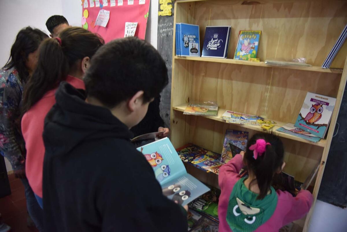 Intervención en territorio. Lucas Romero, de Fundación Cordobesitos, inauguró la biblioteca N° 22 en el comedor Los Caruchines. (Facundo Luque/La Voz)