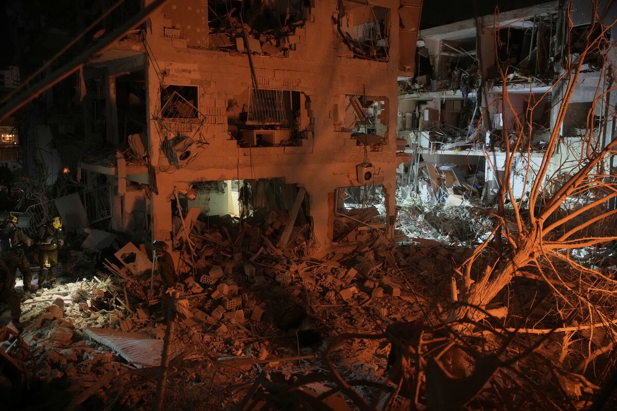 Las fuerzas de seguridad israelíes inspeccionan los edificios destruidos por un misil lanzado desde Irán, cerca de Tel Aviv, Israel, el domingo 15 de junio de 2025. (Foto AP/Ohad Zwigenberg)