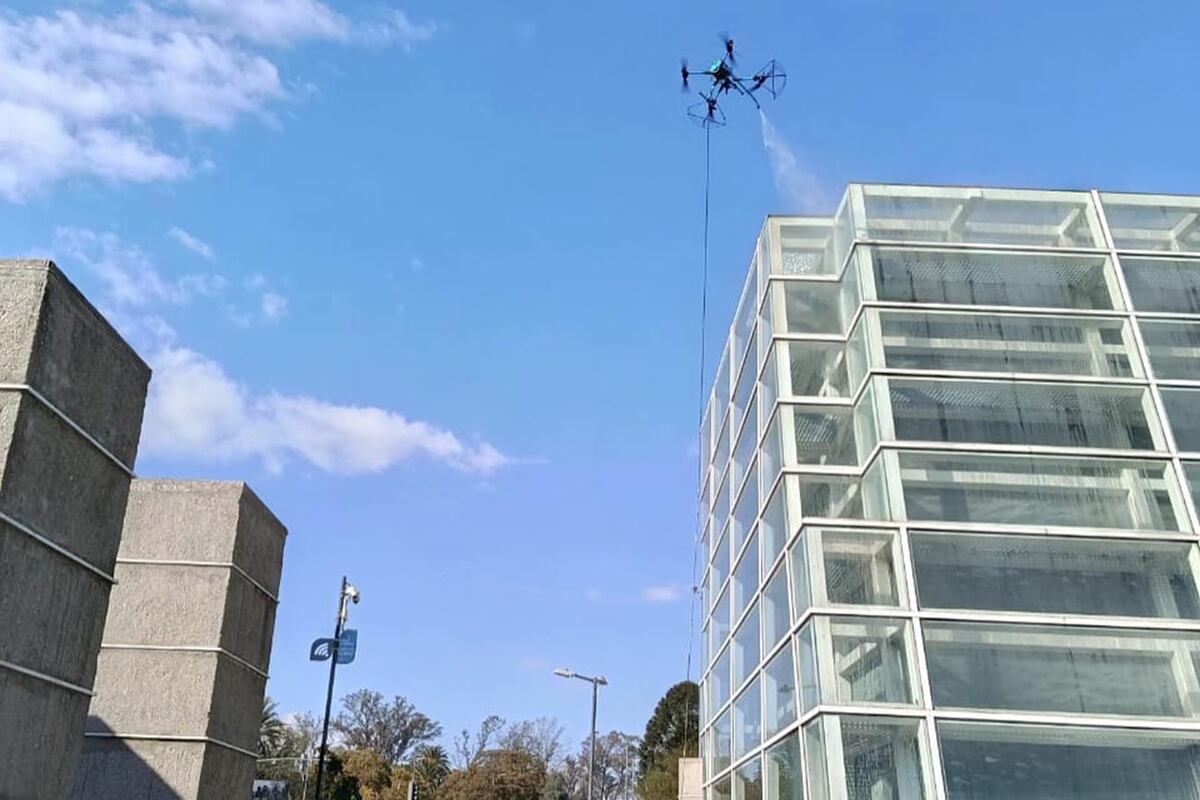 KTV Working Drone pudo limpiar por primera vez el techo del Museo Metropolitano de Arte Urbano de Plaza España.