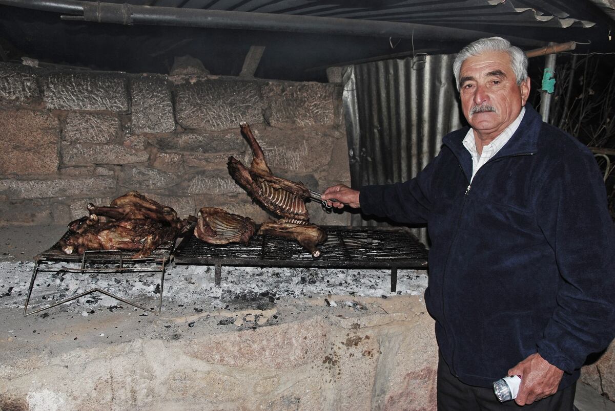 Hector González en la parrilla, con chivito serrano a la vista. (Gentileza Orly Branca)