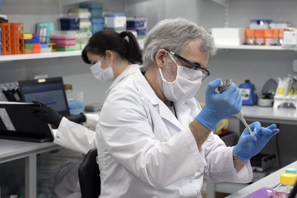 El técnico químico argentino Joaquín González y la bióloga Romina Pardo trabajan en el Laboratorio Inmunova, en Buenos Aires, donde se desarrolló el suero.