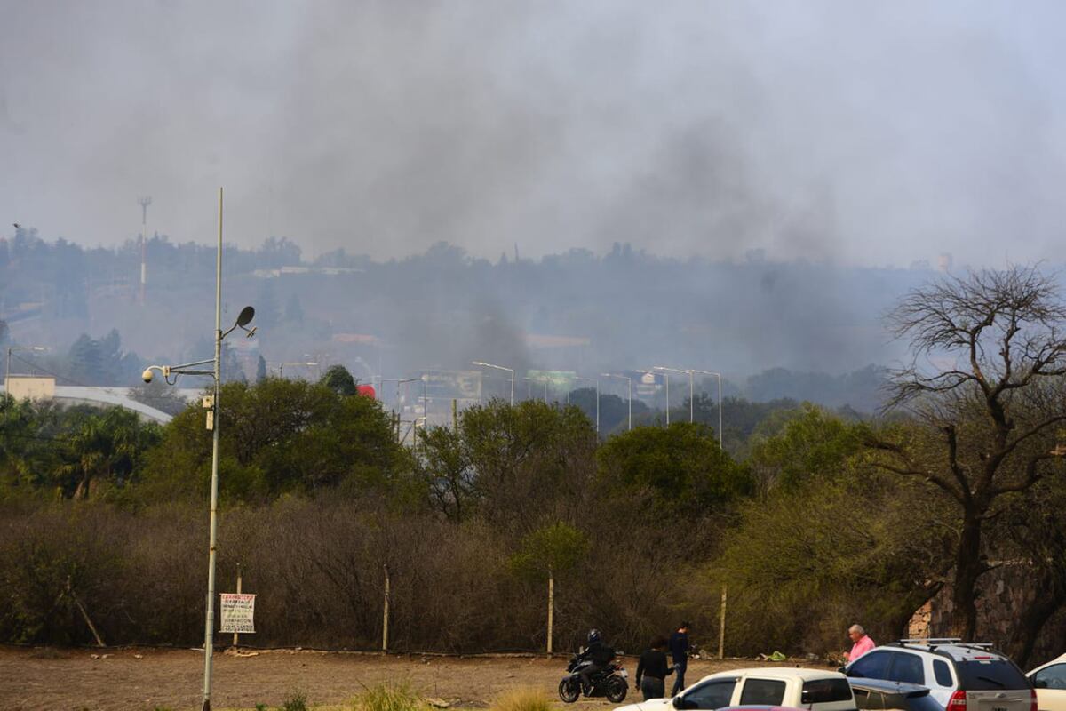 Fuego en Córdoba. El incendio del Tiro Federal obliga a cortar la ruta a La Calera. (José Gabriel Hernández / La Voz)