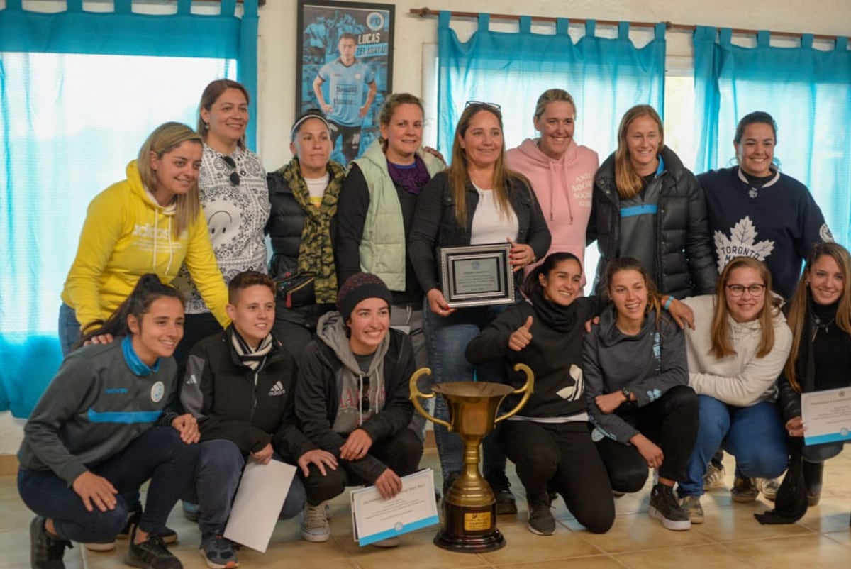 Un homenaje para las pioneras y campeonas del fútbol femenino pirata. (prensa Belgrano)