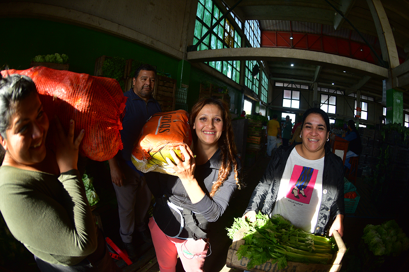 Mercado de Abasto. Eliana junto a otras changarinas (José Hernández/La Voz).