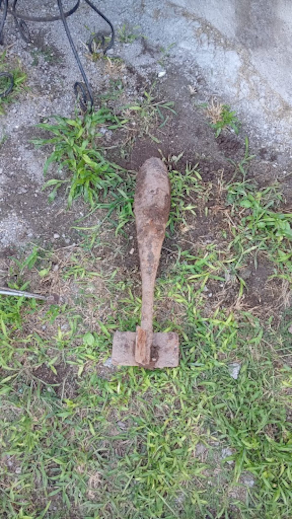 Bomba Aérea MK76, encontrada en el patio de una vivienda mientras se realizaba la excavación para la instalación de una pisina. (Policía de Córdoba)
