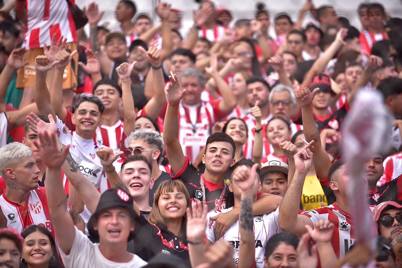 Fotos de hinchas de Instituto en el estadio Monumental en el partido ante Sarmiento de Junín para la Liga Profesional. (Ramiro Pereyra)