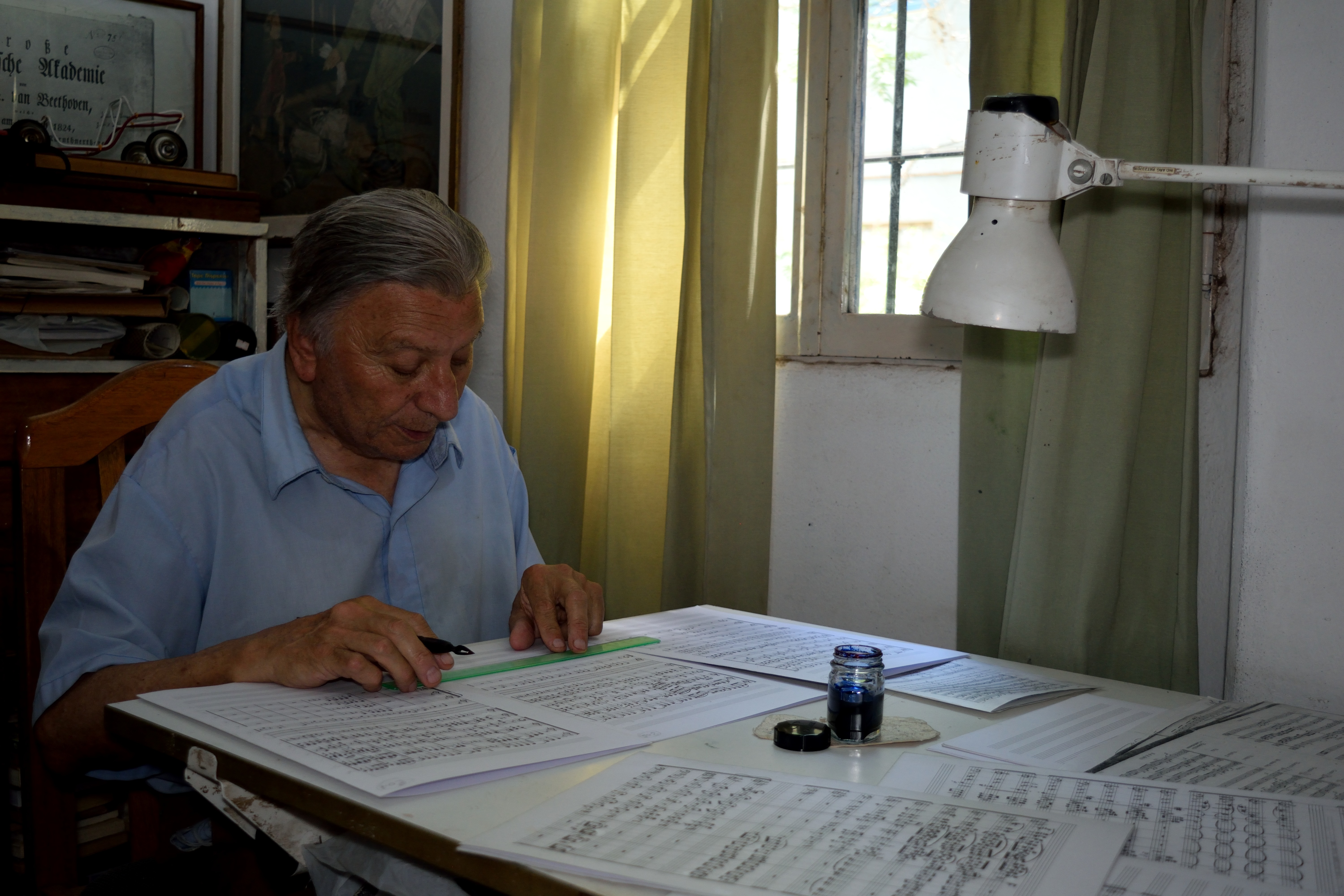 Osvaldo Renato Abregú transcribió a mano la Novena SInfonía de Beethoven. (Fotos: Gentileza Verónica Gómez).