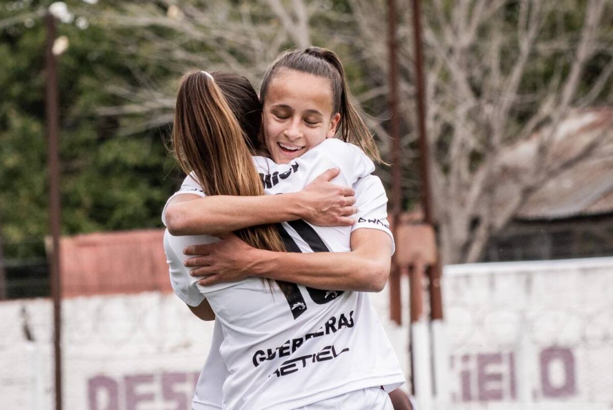 Gramaglia celebra su gol junto a Falfán en UAI Urquiza (Camila Ramenzoni)