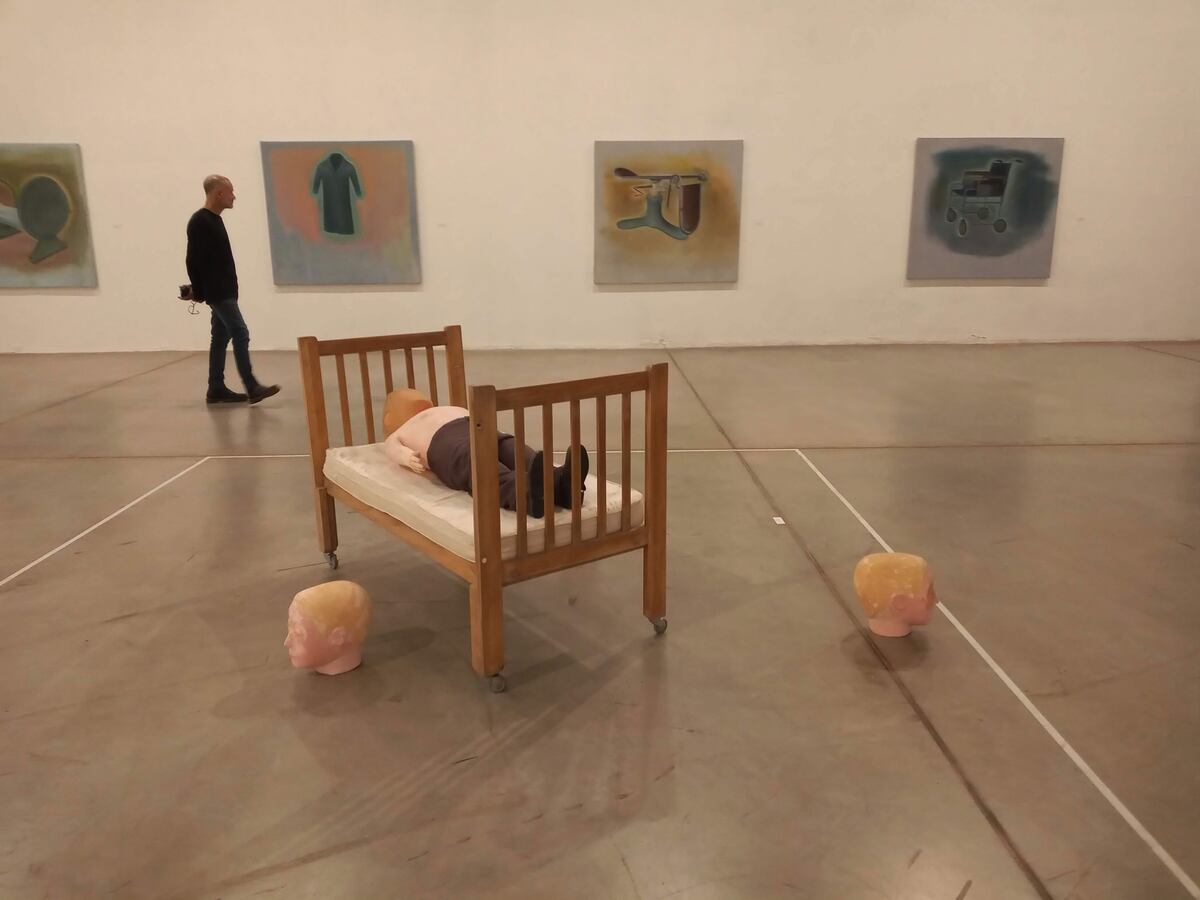 La muestra incluye dibujos, una serie de pinturas y una instalación.