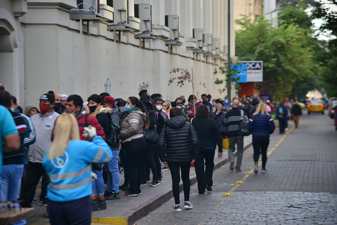 Lasgas colas de gente en el Anses para anotarse en el IFE 4. (Pedro Castillo/LaVoz)
