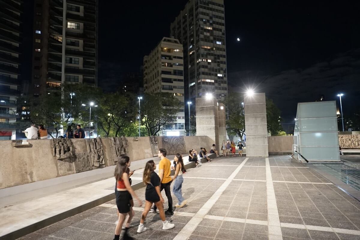 Los cordobeses disfrutando Plaza España (Prensa Municipalidad).