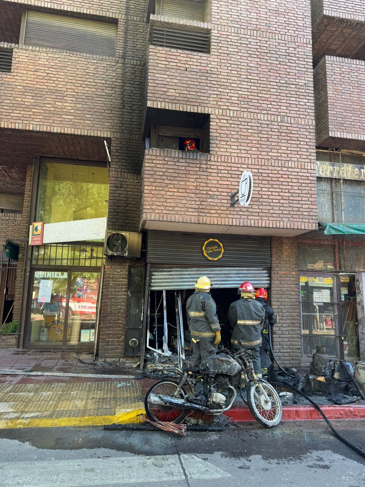 Los bomberos extinguieron el incendio. (Policía)