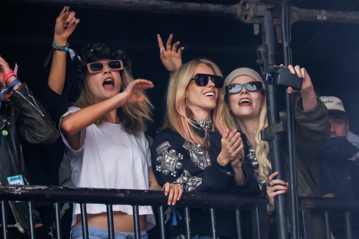 Cara Delevingne, Mary Charteris y Anya Taylor-Joy, copadas en el Glastonbury 2024. (AP)