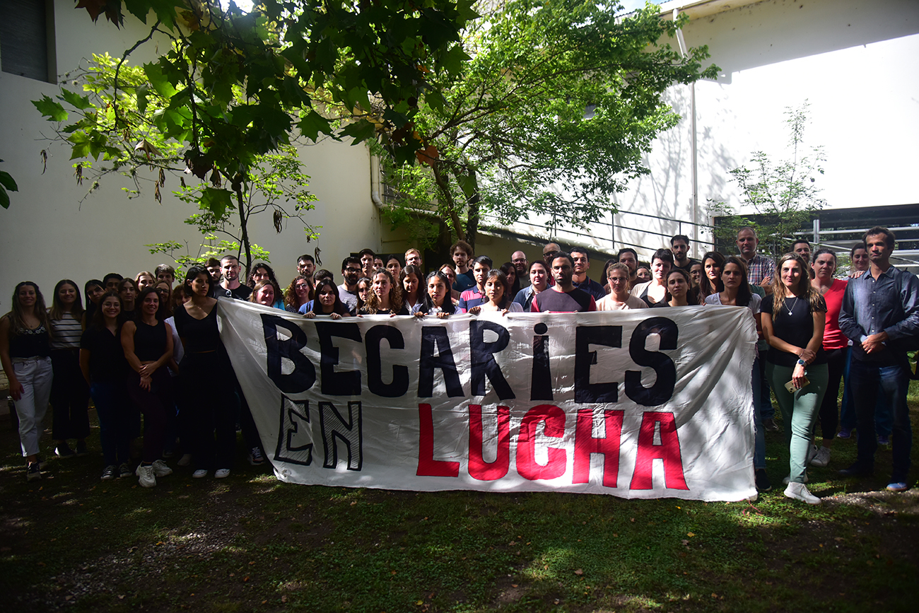 Investigadores y becarios en alerta (Pedro Castillo / La Voz)