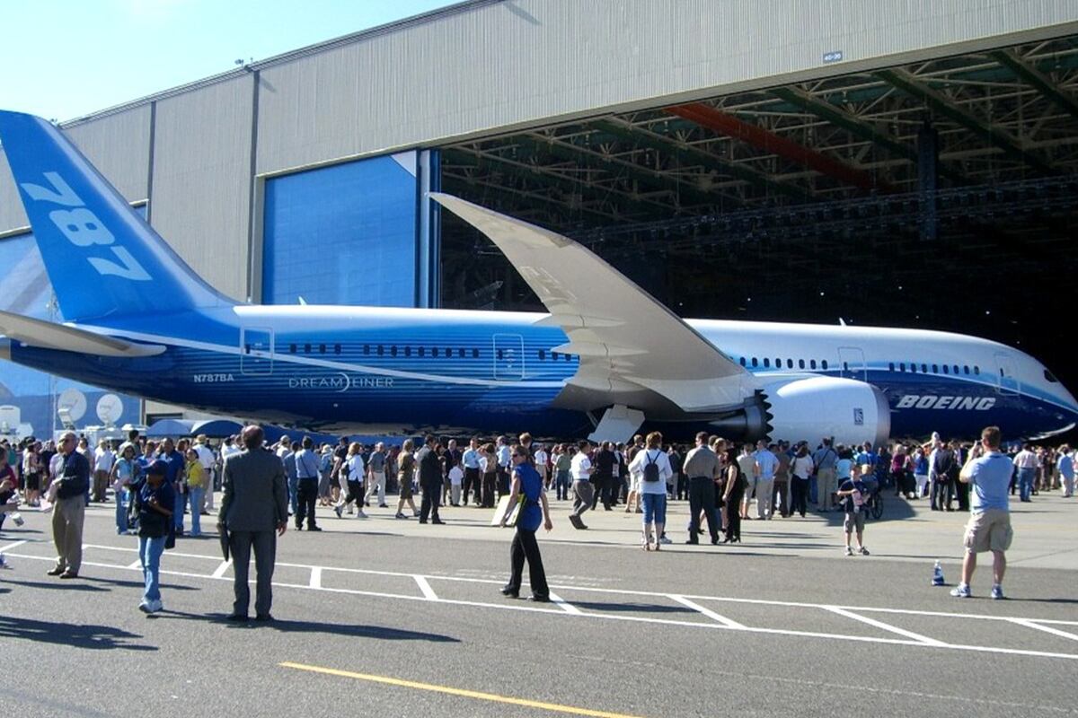 La construcción de la planta fue anunciada en 1966, con el objetivo de crear en ella el modelo 747 (Jumbo). Wikipedia.