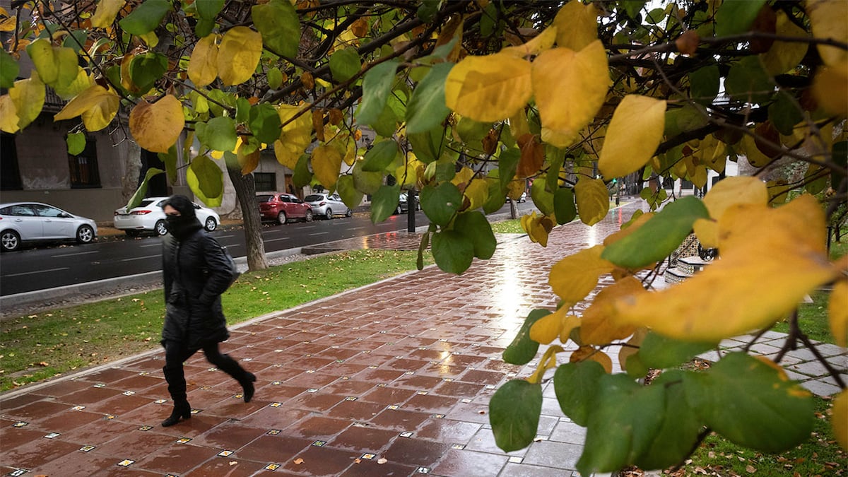 Según lo anunciado en el pronóstico del tiempo, durante este jueves la temperatura permanecerá baja, mayormente nublado y frío.
Foto: Ignacio Blanco / Los Andes