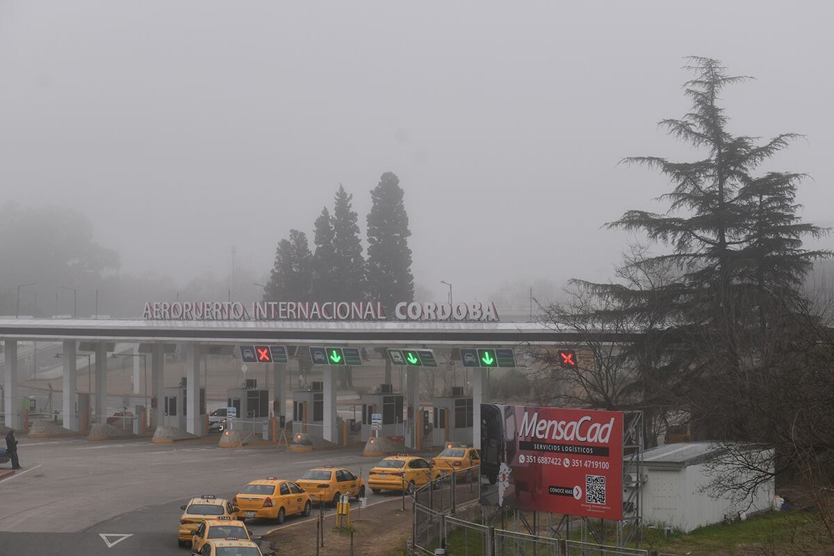 Intensa niebla sobre la ciudad de Córdoba. (Ramiro Pereyra / La Voz)