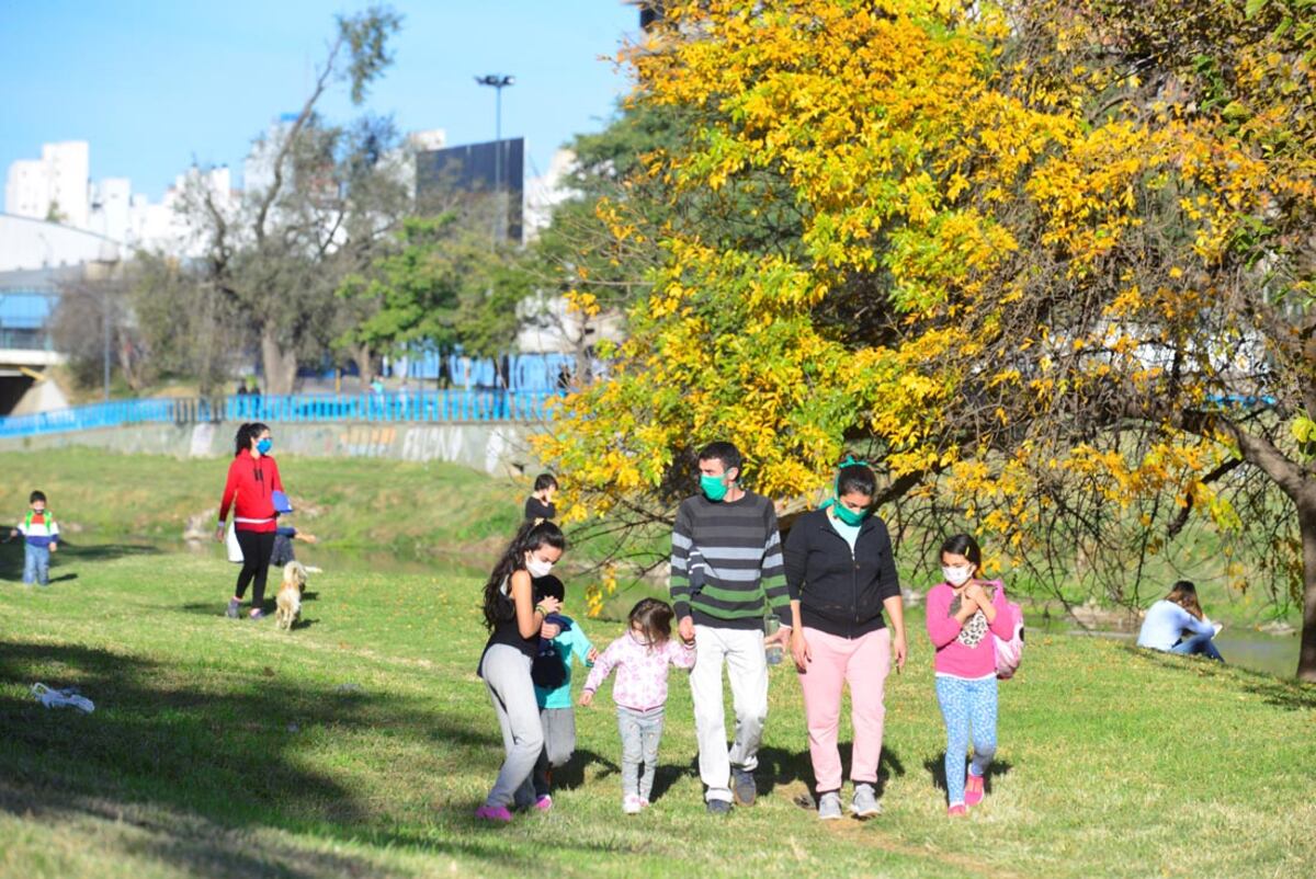 Costanera del río Suquía. Cada vez más familias se suman a recorrer la Costanera en zonas que comenzaron a ser recuperadas. (Ramiro Pereyra)
