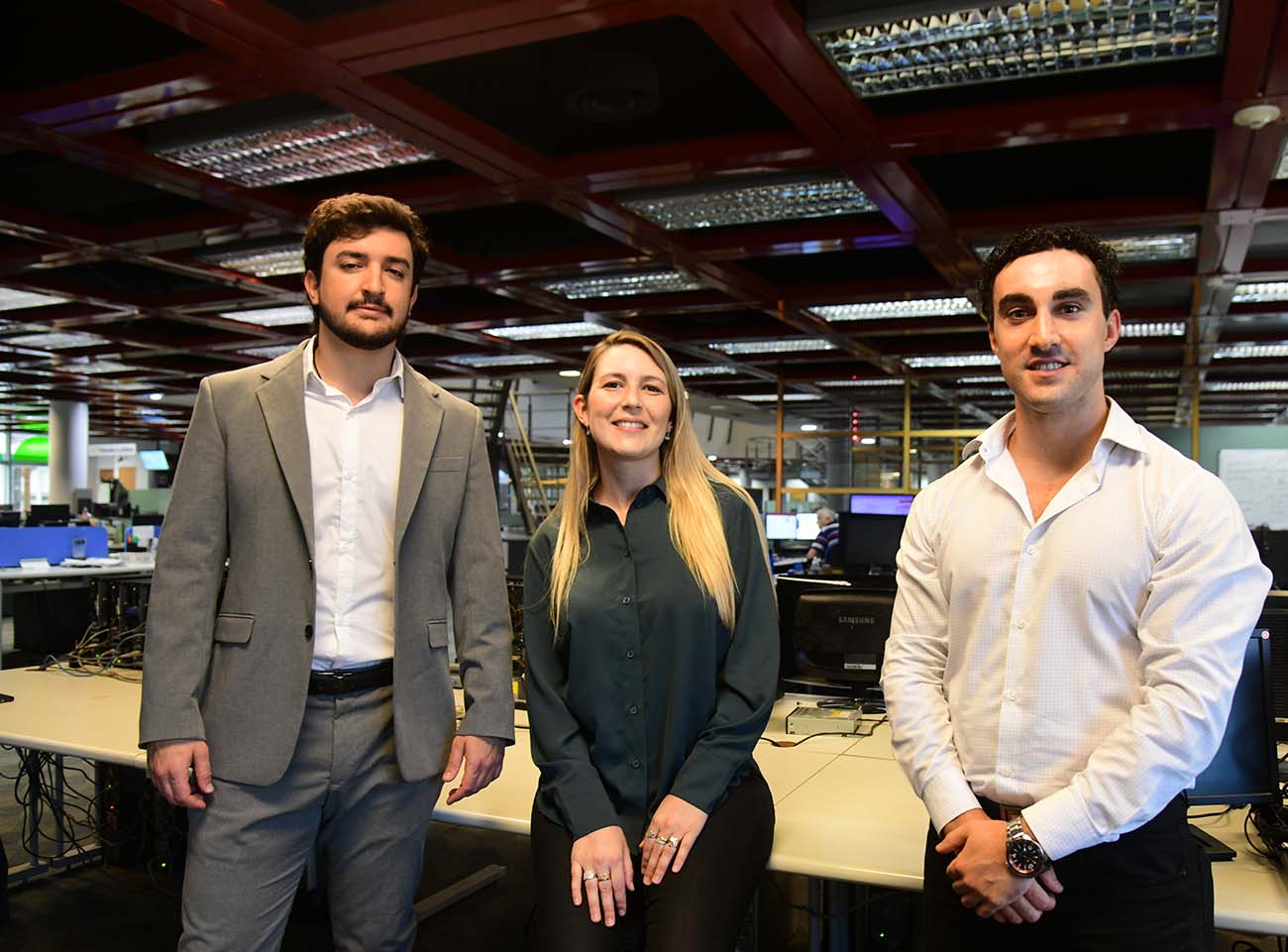 Max Bechara (presidente), Lucrecia Carrara (vicepresidente) y Ariel Filomeni (director) de la Asociación de Jóvenes Empresarios (AJE) visitaron la planta de La Voz. (La Voz)