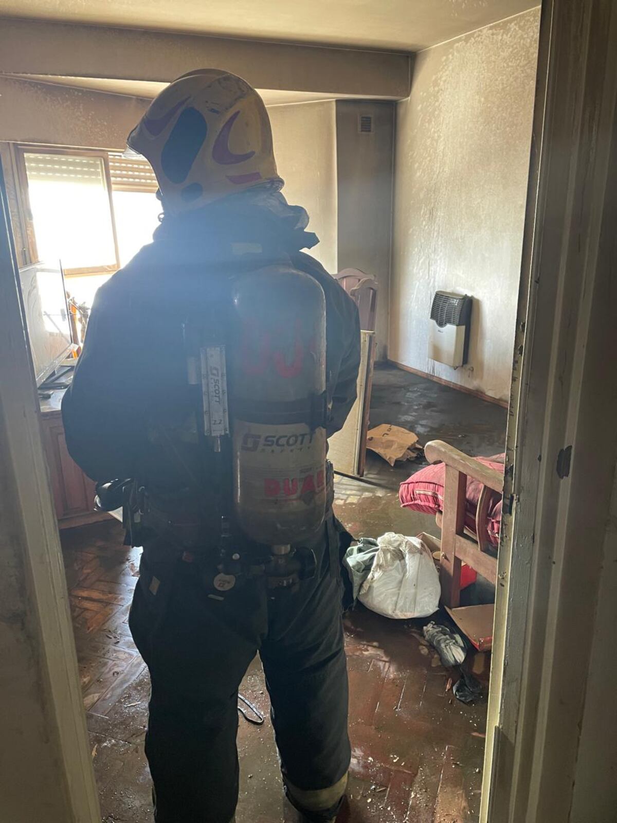 El espanto fue descubierto en un departamento del 4º piso de un edificio de Río Cuarto. (Policía)