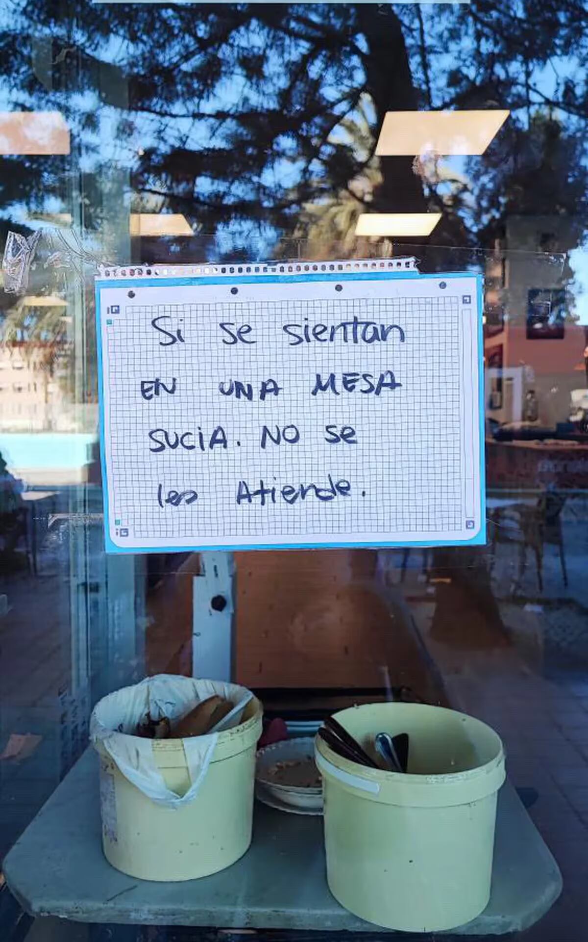 El cartel que colgaron en la puerta del bar.