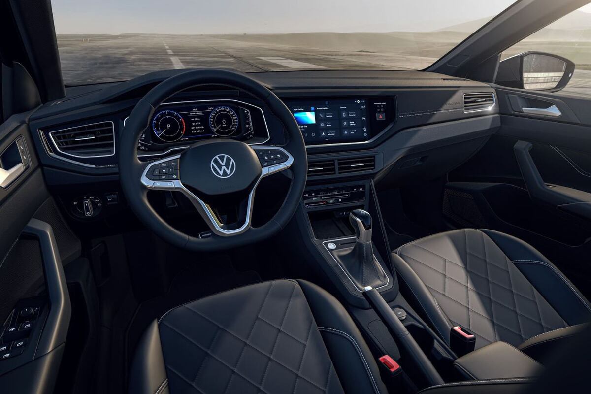 El Virtus 2024 es fuerte en seguridad, con 6 airbags en todas las versiones. Desde la versión Highline suma, además, las dos enormes pantallas para instrumental y multimedia.