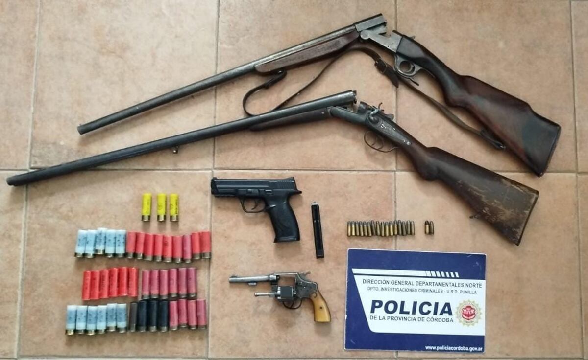 Arsenal. El detenido tenía varias armas en su poder. (Policía de Córdoba)