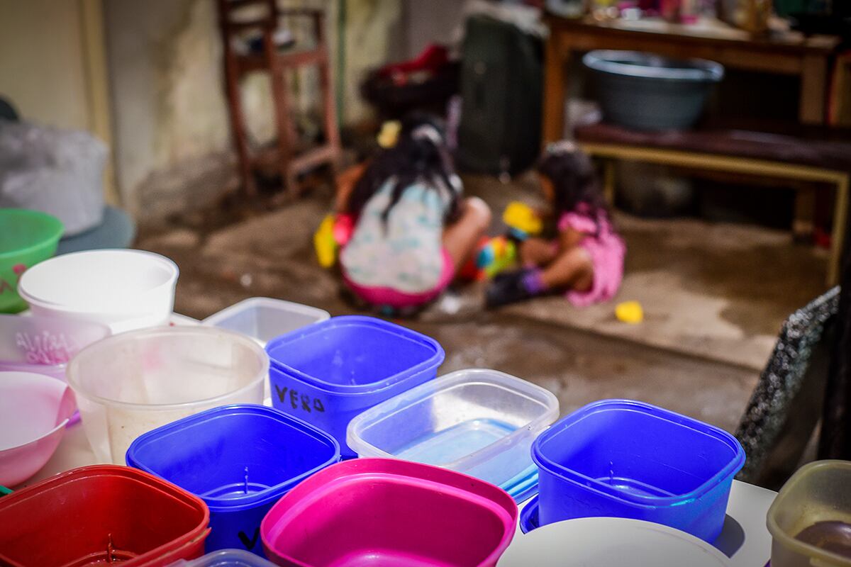 La crisis social requiere que los espacios socio comunitarios complementen la atención con bibliotecas populares y asistencia sanitaria. Comedor olla popular Los Bajitos, de barrio Autódromo. (La Voz)