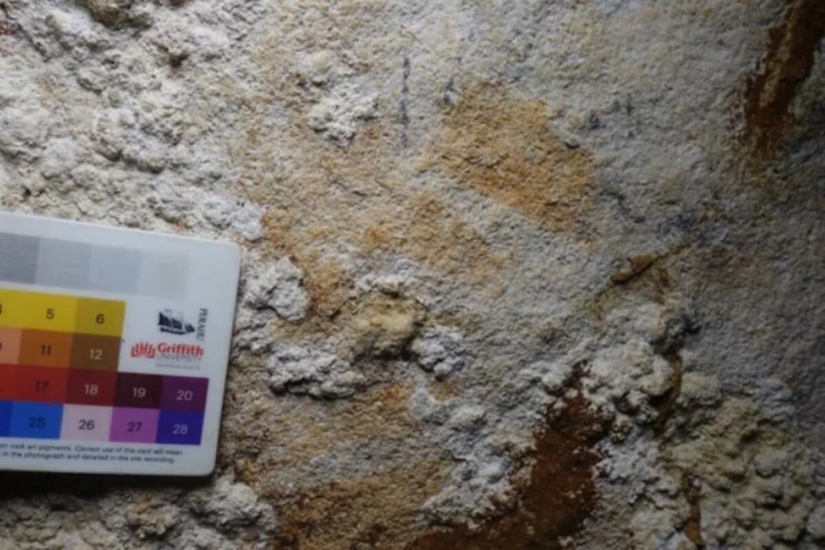 El tenue contorno de la plantilla de la mano detallada en el nuevo estudio se puede ver aquí entre otras pinturas rupestres. Universidad Griffith