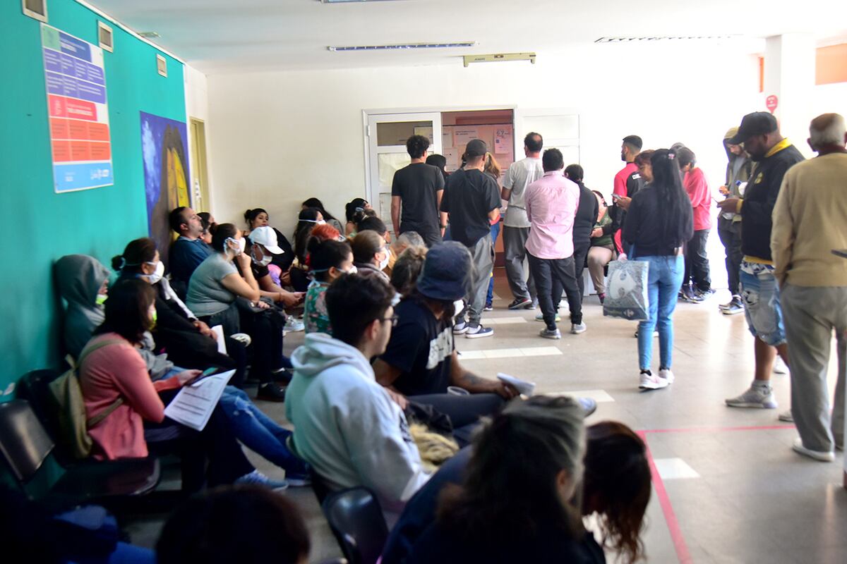 La guardia del Hospital Rawson de la ciudad de Córdoba colapsada por consultas por sospecha de dengue. (Pedro Castillo / La Voz)
