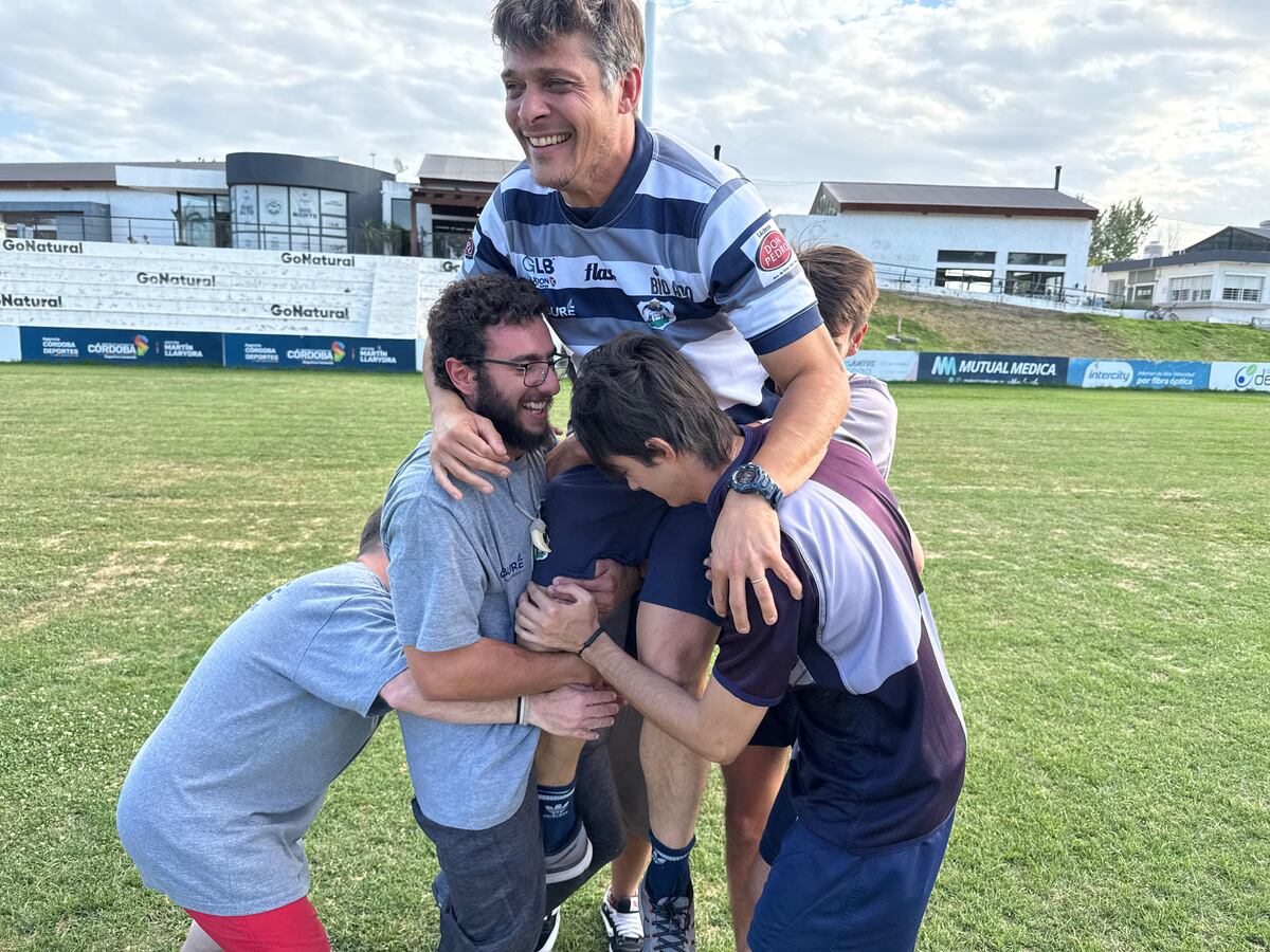 Salvador Mosso con compañeros que dirigen el equipo de Rugby Cabure , y algunos de los jugadores. (La Voz)