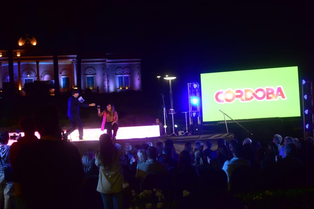 Willy Magia en el lanzamiento de la temporada turística 2025/2026 en el Parque del Chateau. (Javier Ferryra/La Voz)