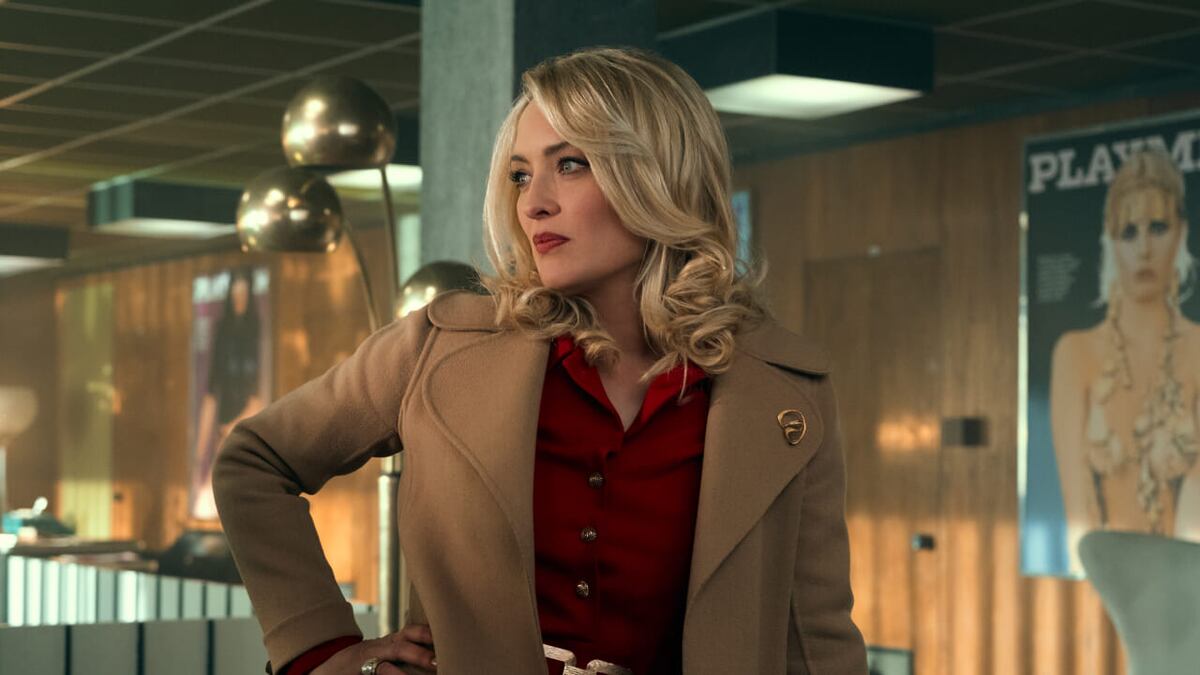 La serie de Netflix está basada en la vida de una editoria de revista.