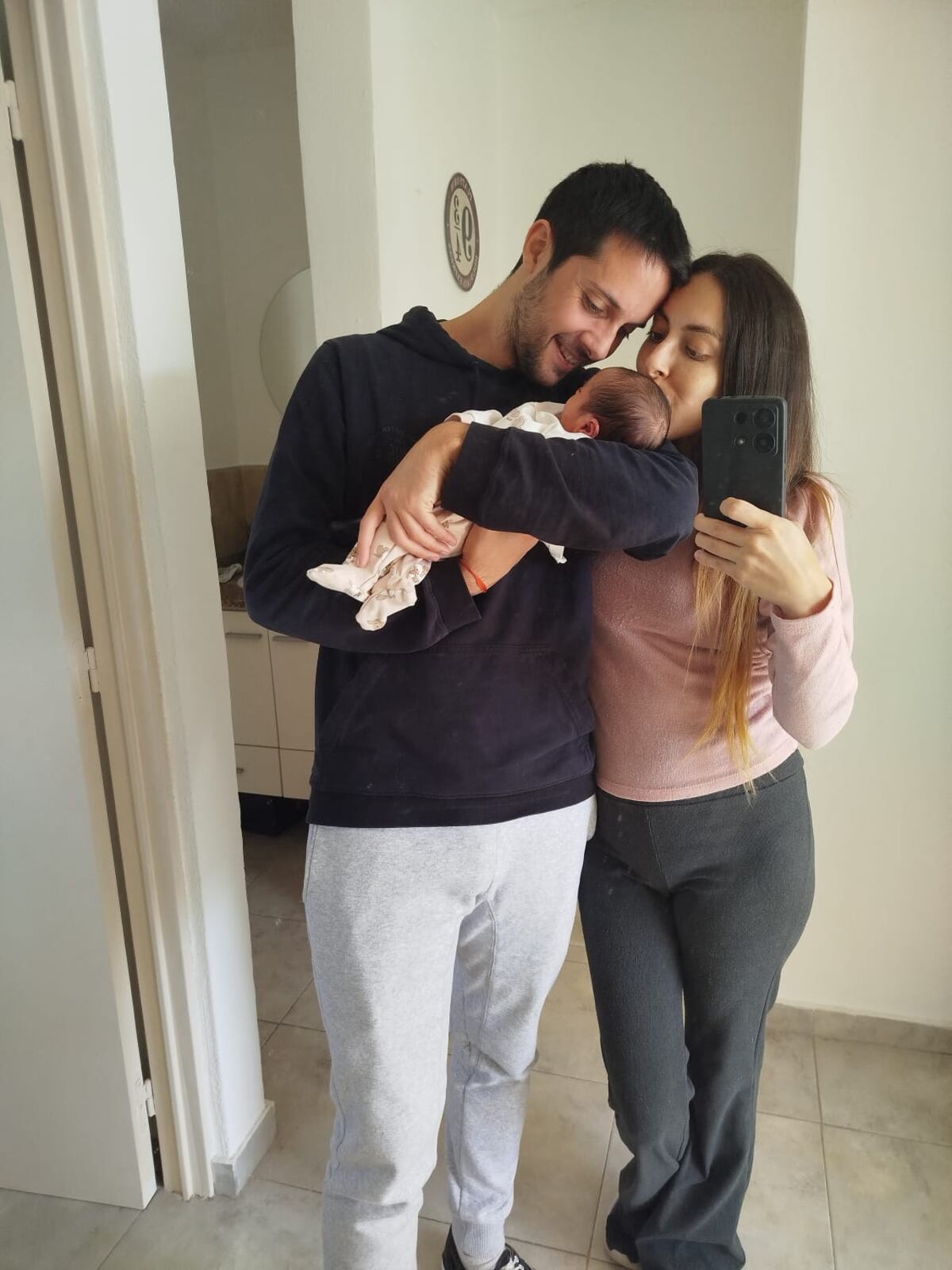 Casandra y Gastón junto con Alma. (Gentileza)