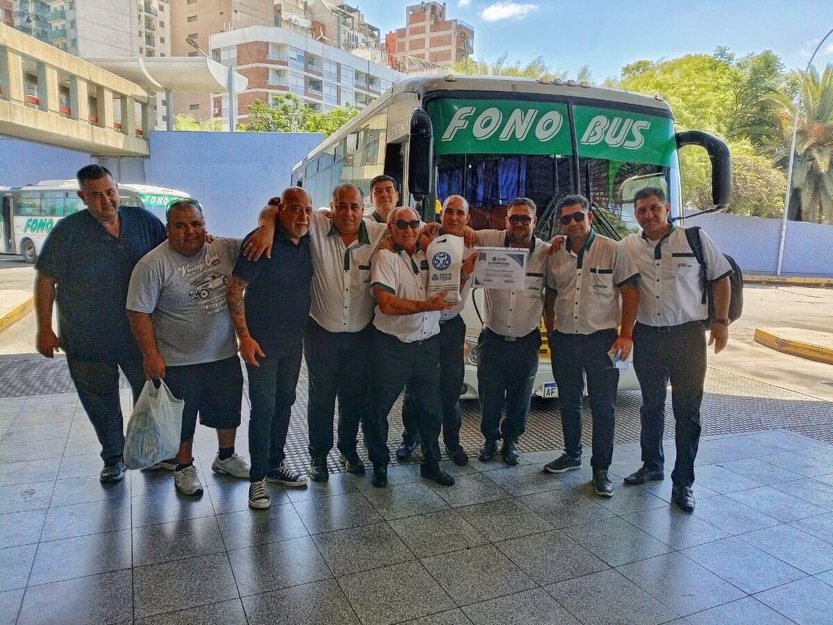 Compañeros homenajean a José de Dios Mazzalay en la terminal de Córdoba Capital antes de salir en su última vuelta. (Gentileza)
